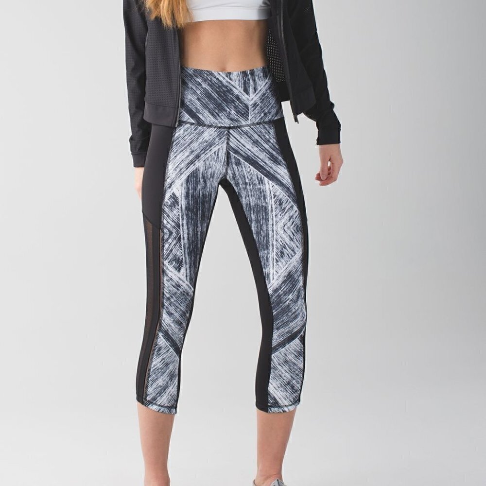 Lululemon Hot To Street Crop - 4 Heat Wave White Black / Black *Small flaw